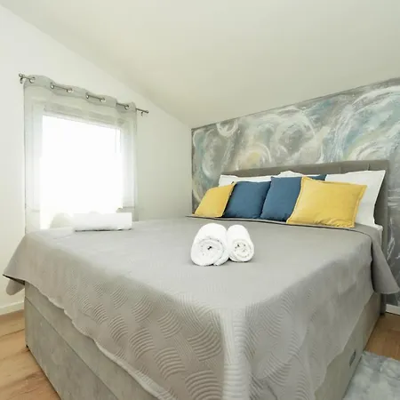 Laura Apartment Vir