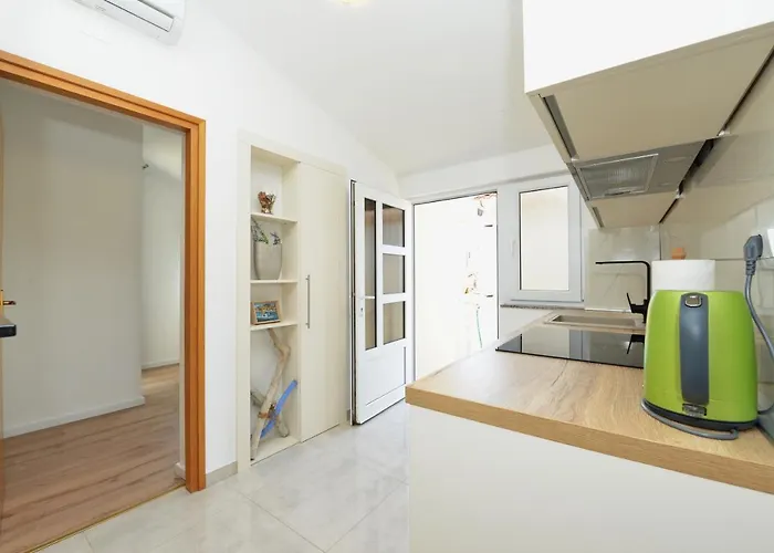 Laura Apartmán Vir