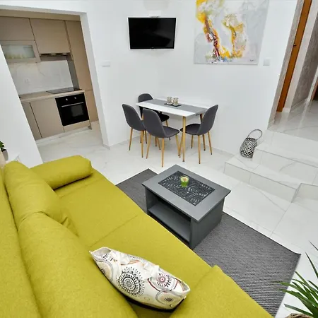Laura Apartment *