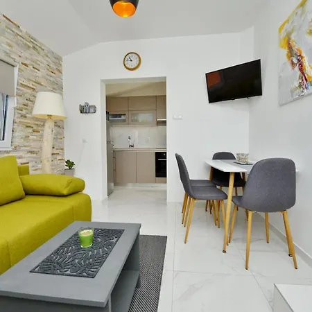 Laura Apartment Vir