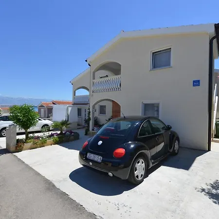 Laura Apartment Vir