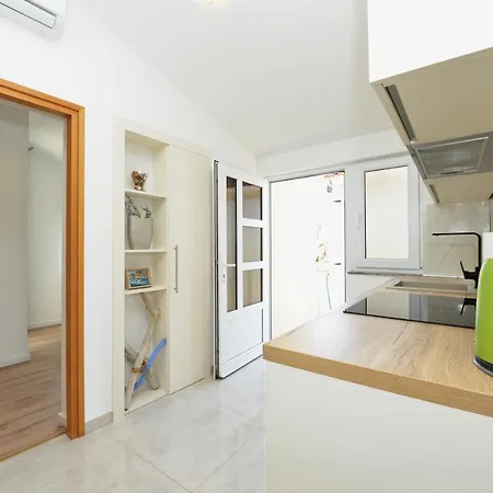 Laura Apartment Vir