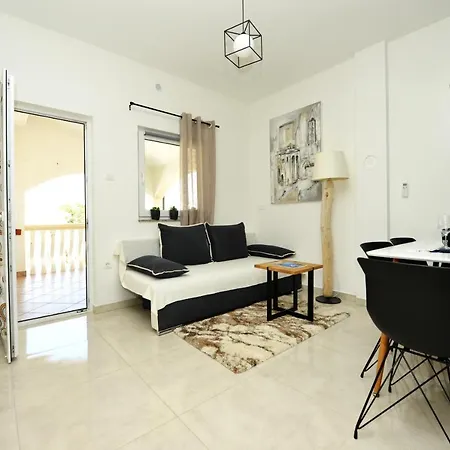 Laura Apartament *